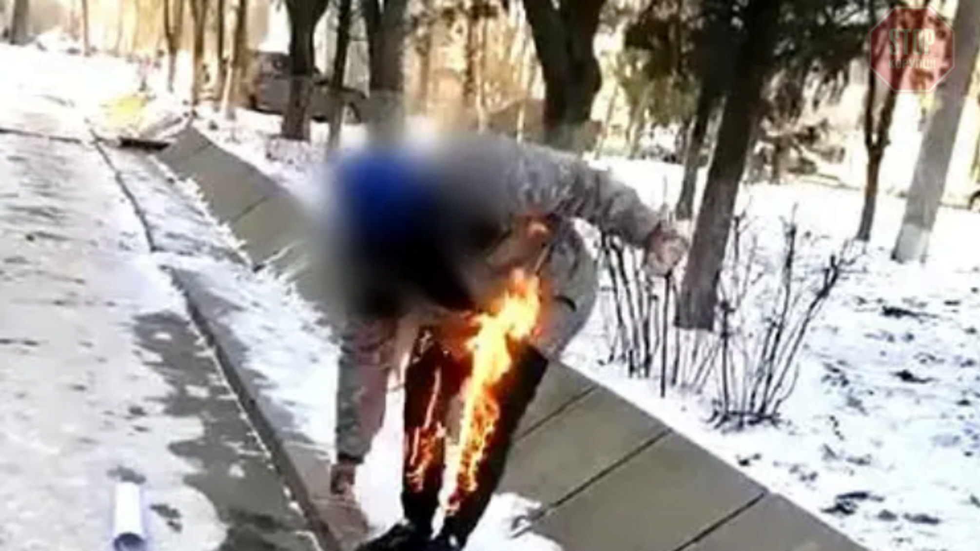 Новини Херсона: у місті біля адмінбудівлі чоловік підпалив себе (відео)
