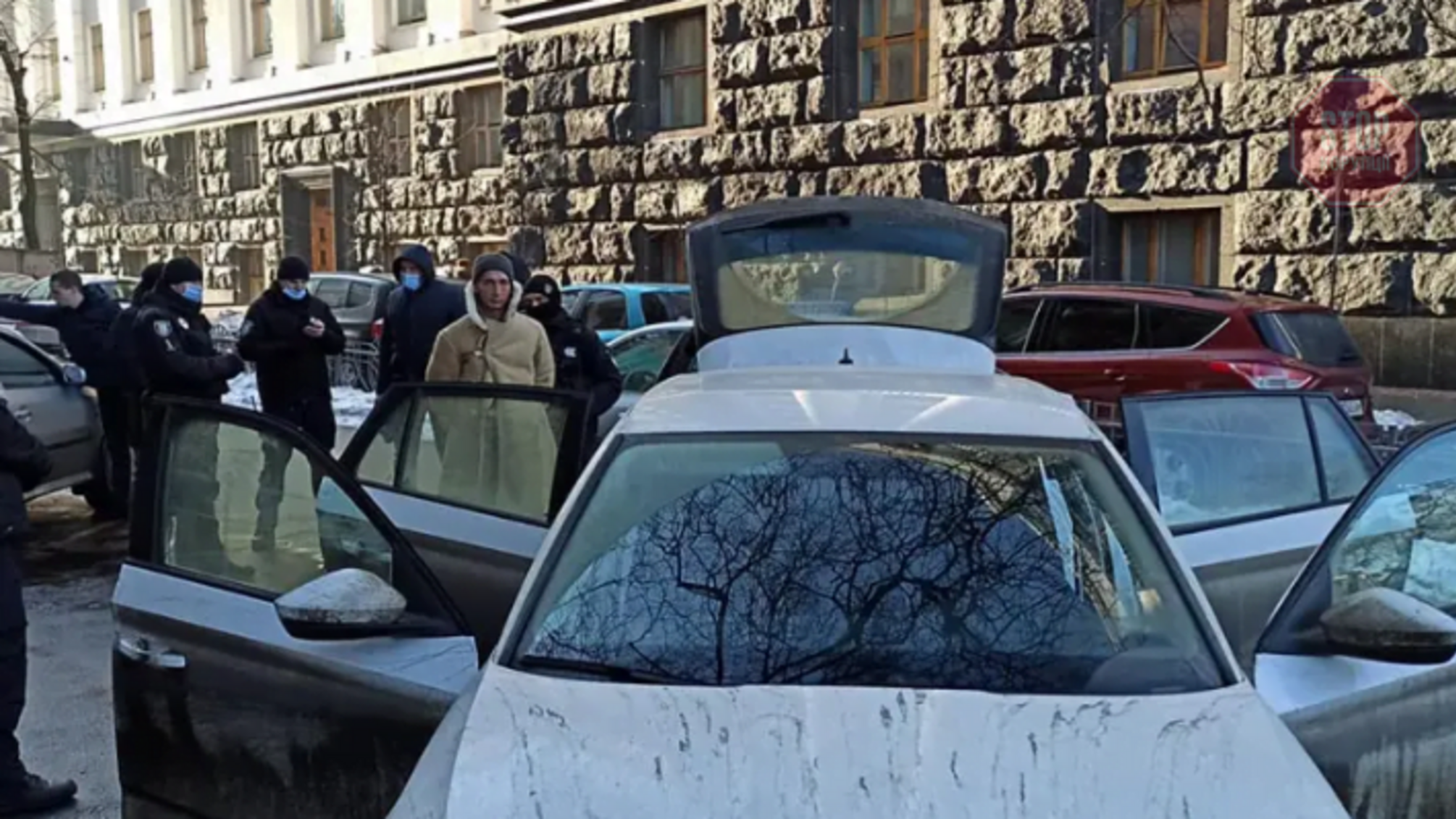Біля ВРУ затримали озброєного чоловіка (фото)