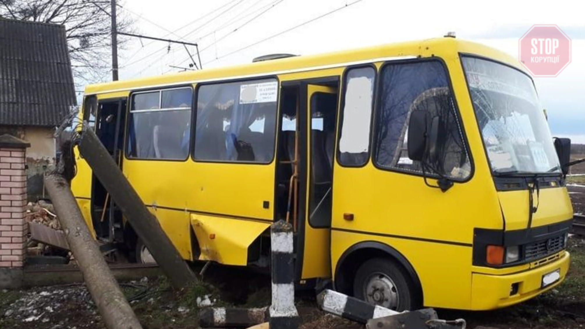 На Львівщині маршрутка зіткнулася з потягом, є жертви (фото)