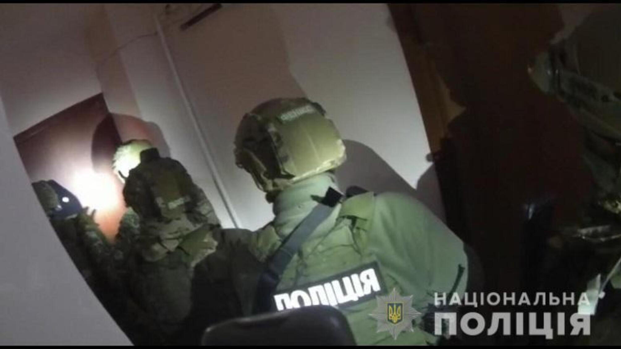 Поліцейські за силової підтримки бійців спецпідрозділу КОРД затримали іноземців, які намагались обікрасти квартиру киянина