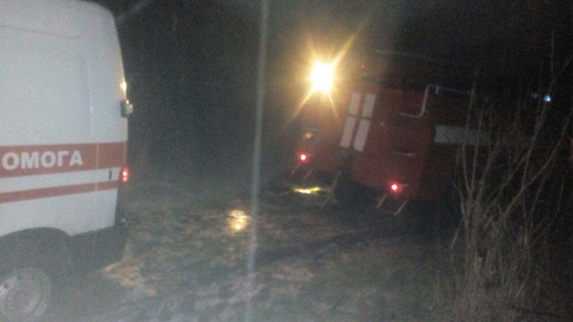Житомирська область: рятувальники вивільнили карету швидкої з бездоріжжя