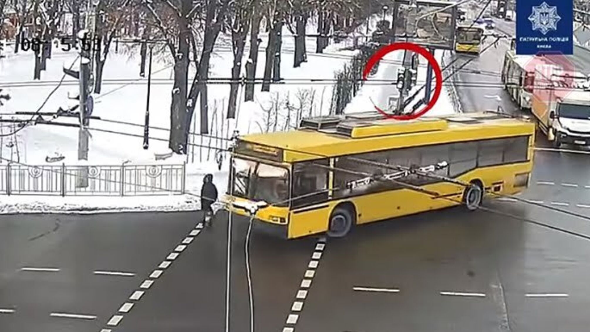 В столице троллейбус сбил женщину на переезде (видео)