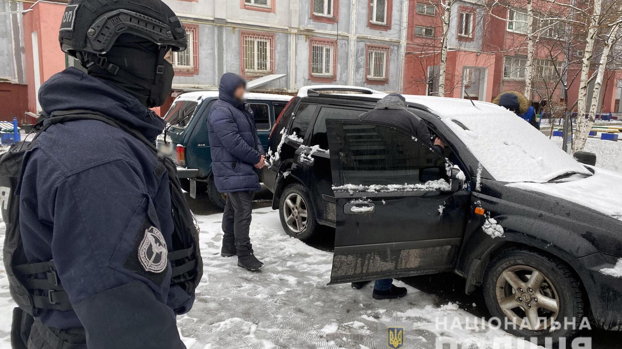 На Полтавщині поліція затримала злочинну групу, яка займалася викраденням товарів з вантажних автомобілів, що обслуговували мережі супермаркетів та здійснювали поштові перевезення