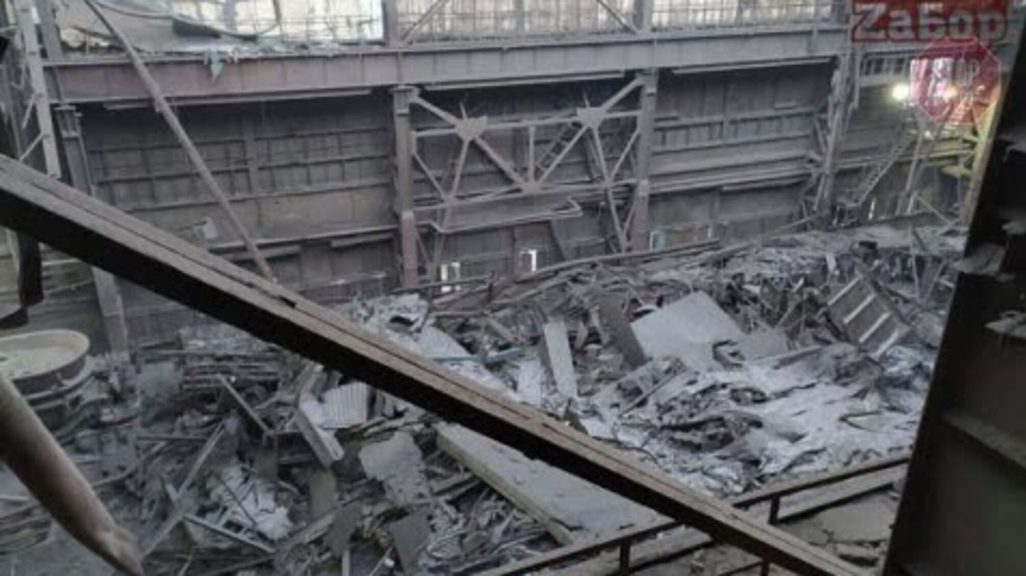 В Запорожье в цеху ферросплавного завода обрушилась крыша