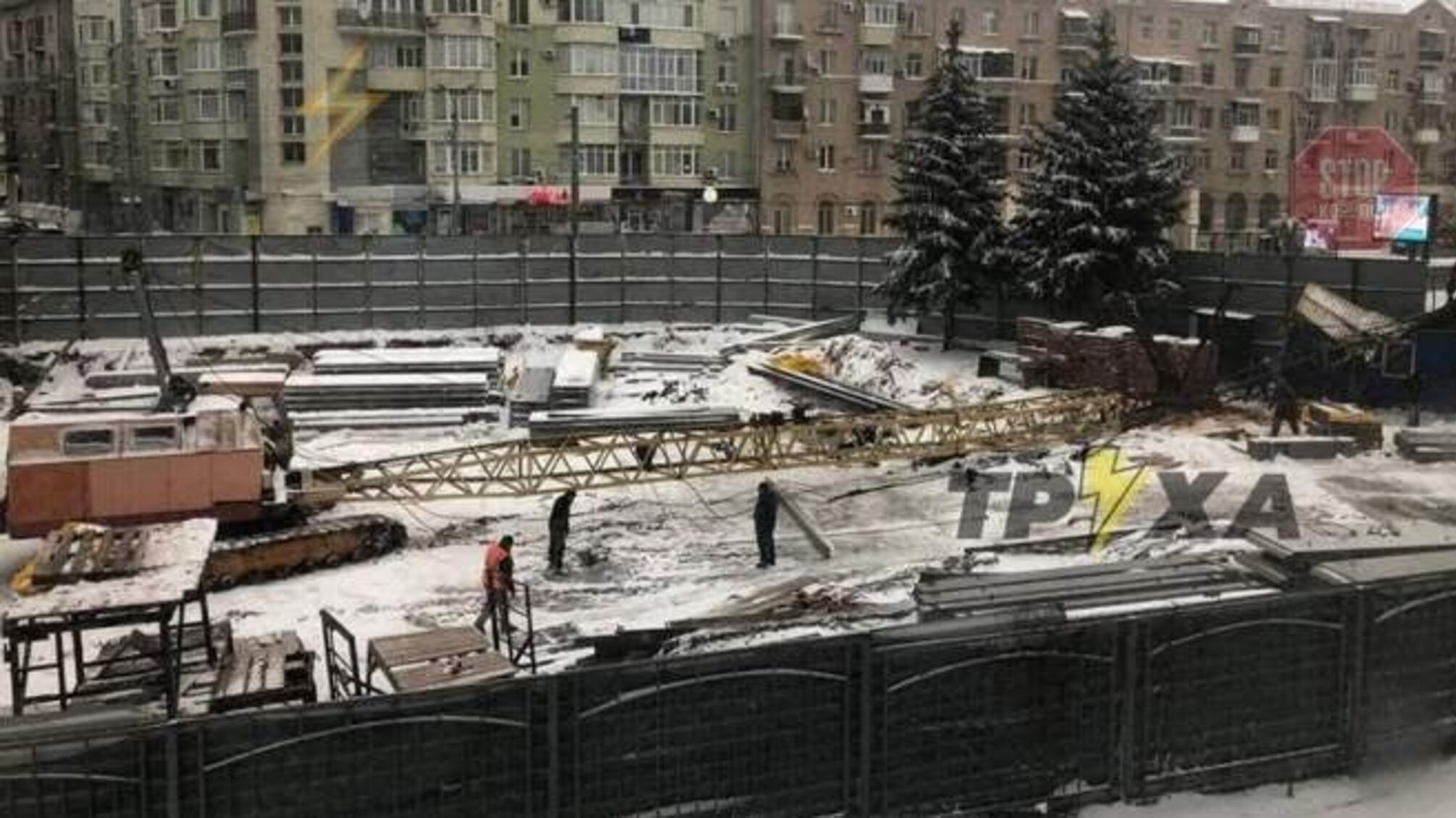 Новости Харькова: на стройплощадке в центре города кран упал на вагон с рабочими (фото)