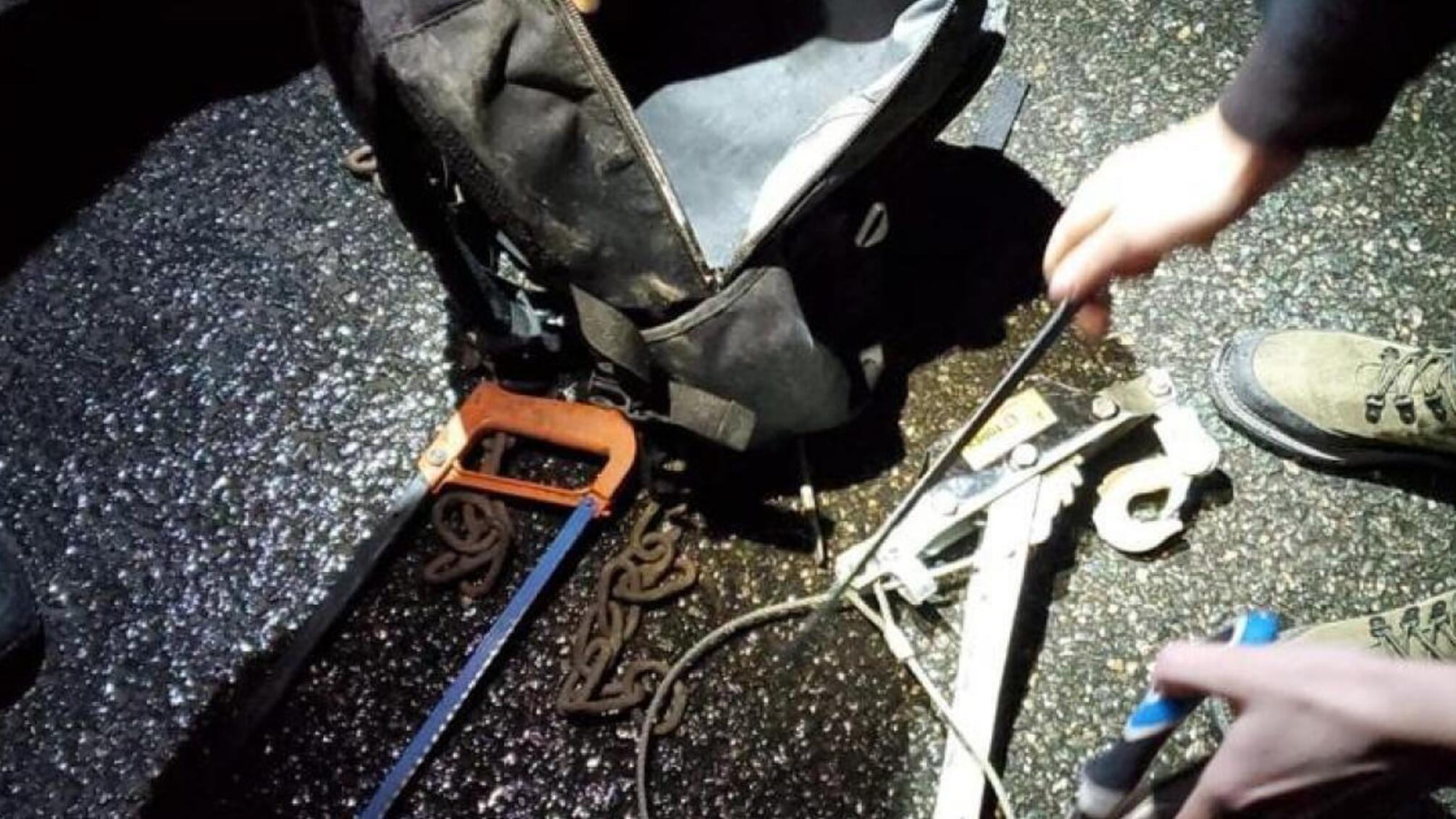 Систематичні крадіжки магістральних кабелів зв’язку — ДБР затримало двох поліцейських та їхніх спільників