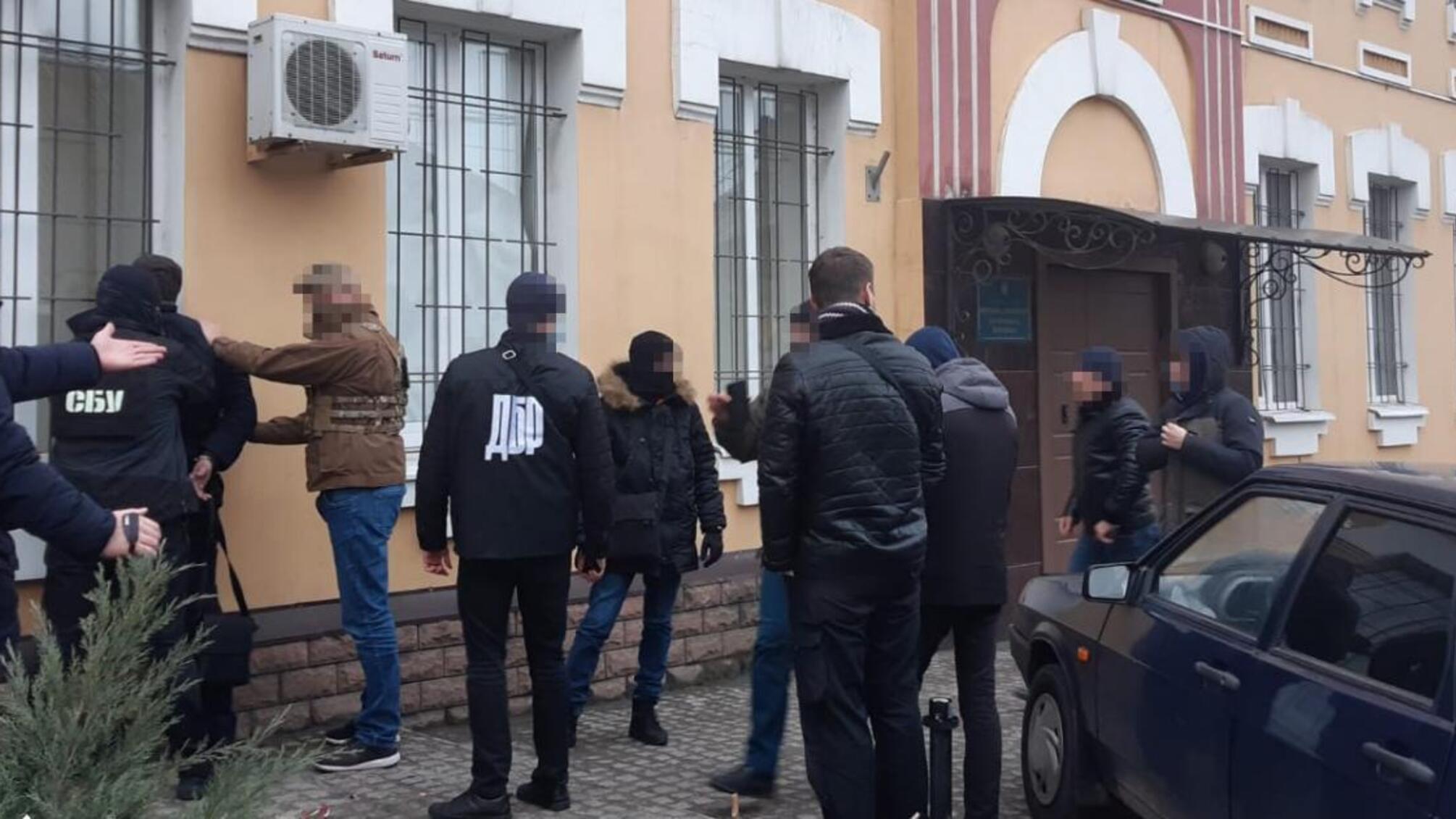 5000 доларів за звільнення від відповідальності через шахрайство – ДБР затримало військового прокурора Запорізького гарнізону