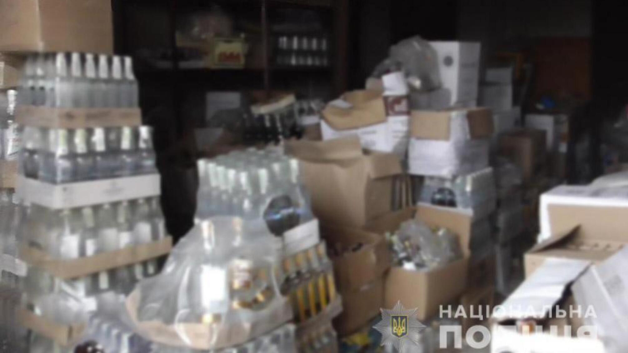 На Львівщині правоохоронці припинили роботу мережі з розповсюдження контрафактного алкоголю та цигарок