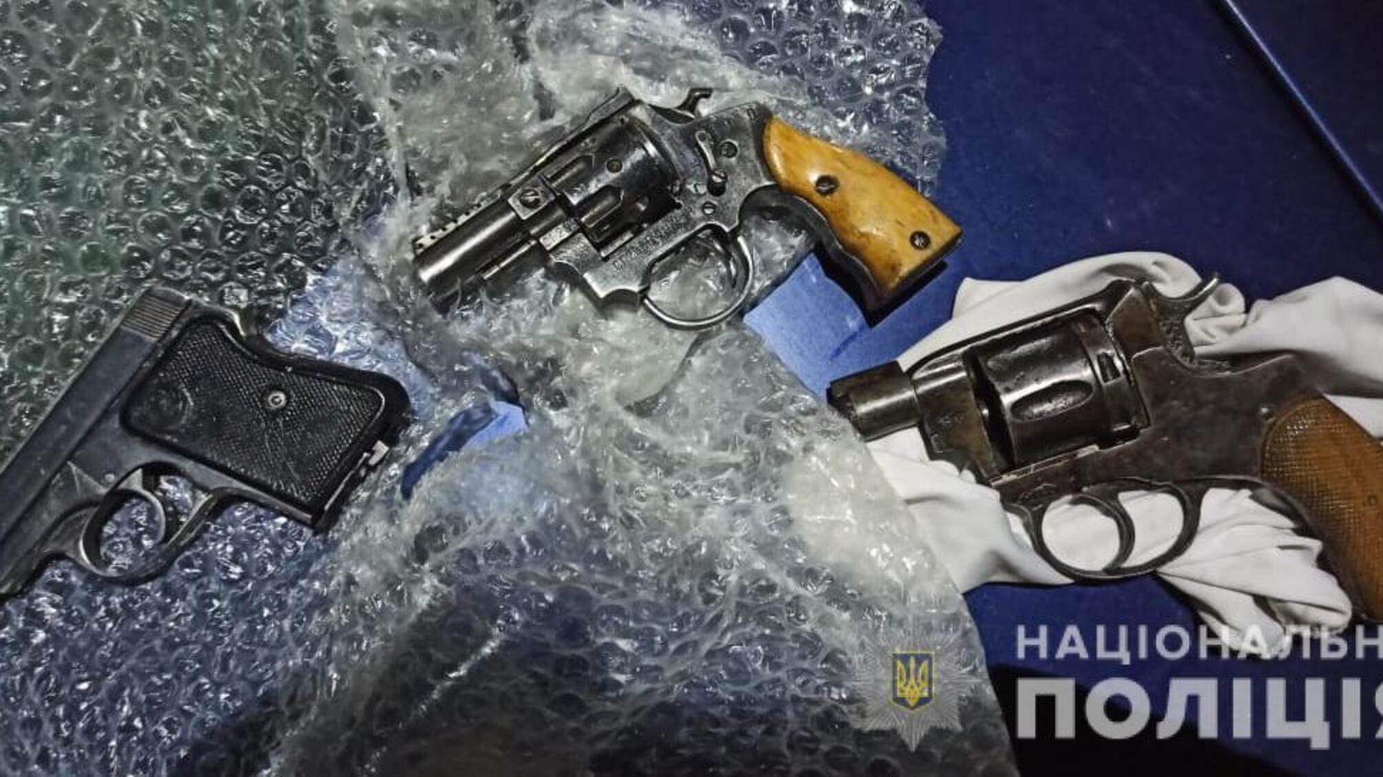 На Львівщині поліцейські затримали зловмисника, який перевозив у автомобілі зброю та боєприпаси