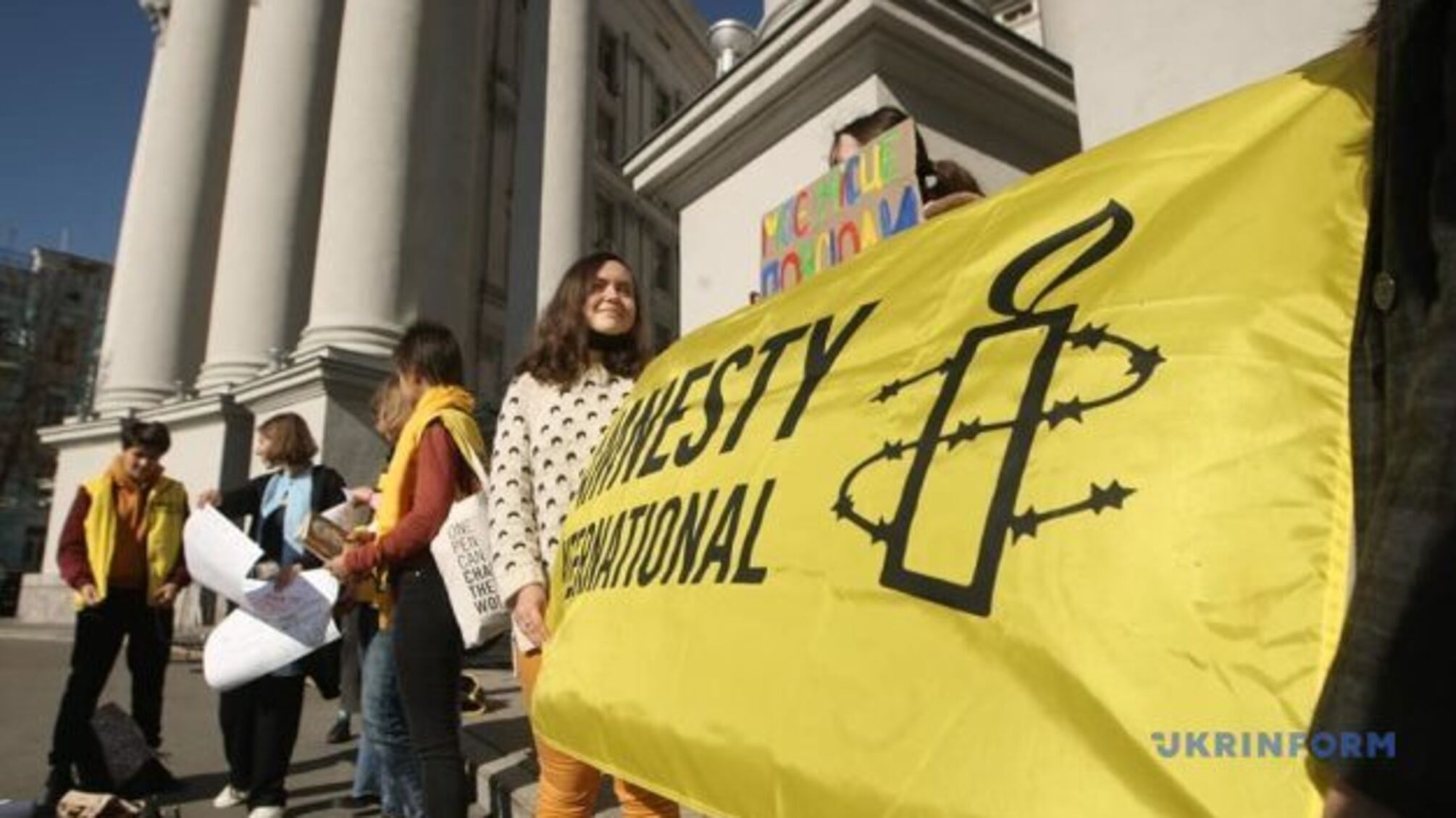Під будівлею МЗС триває акція солідарності з жінками Афганістану