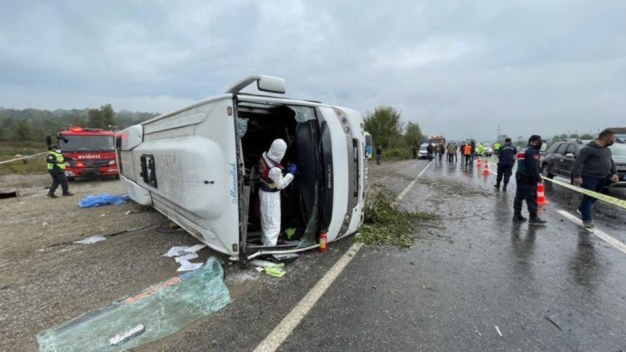 У Туреччині перекинувся автобус, який віз посадовців на партійні збори, є загиблі