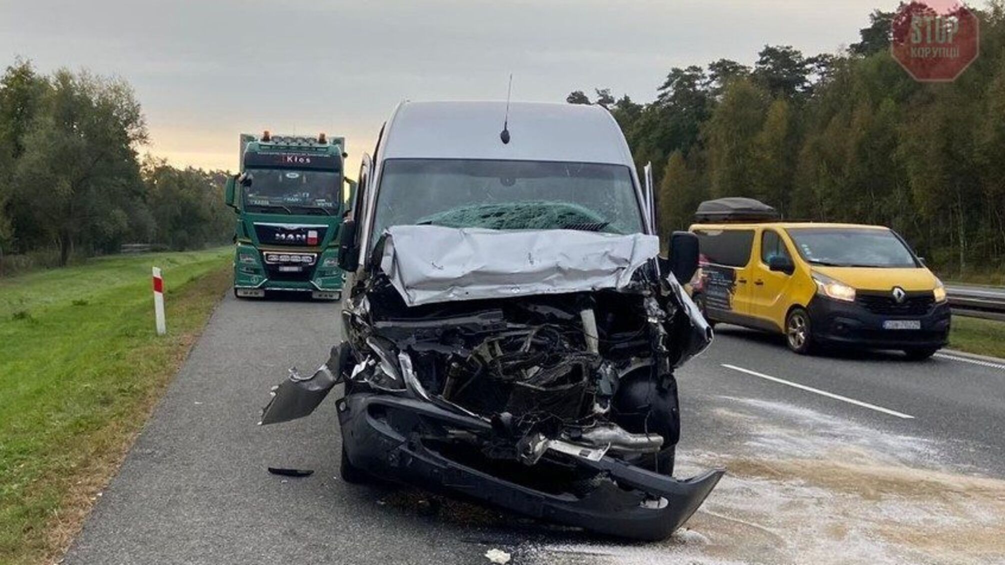 В Польше микроавтобус с украинцами врезался в грузовик, есть пострадавшие