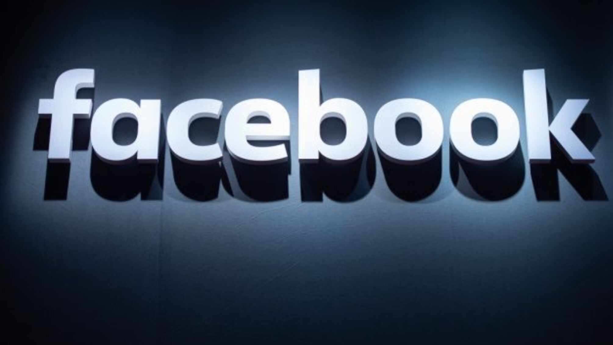 Акції Facebook падають через обвинувачення з боку експрацівниці