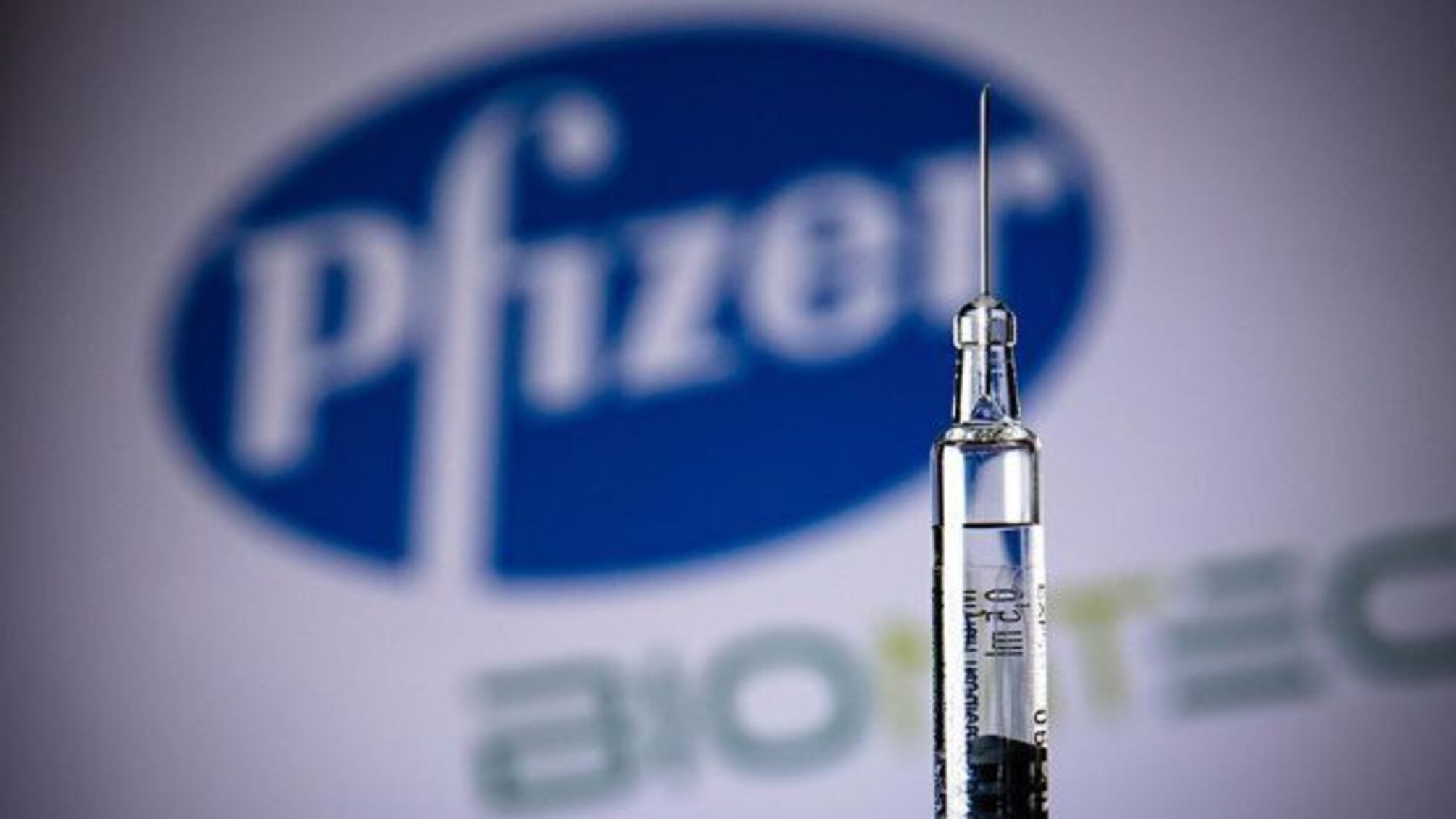 Ефективність вакцини Pfizer удвічі падає через пів року
