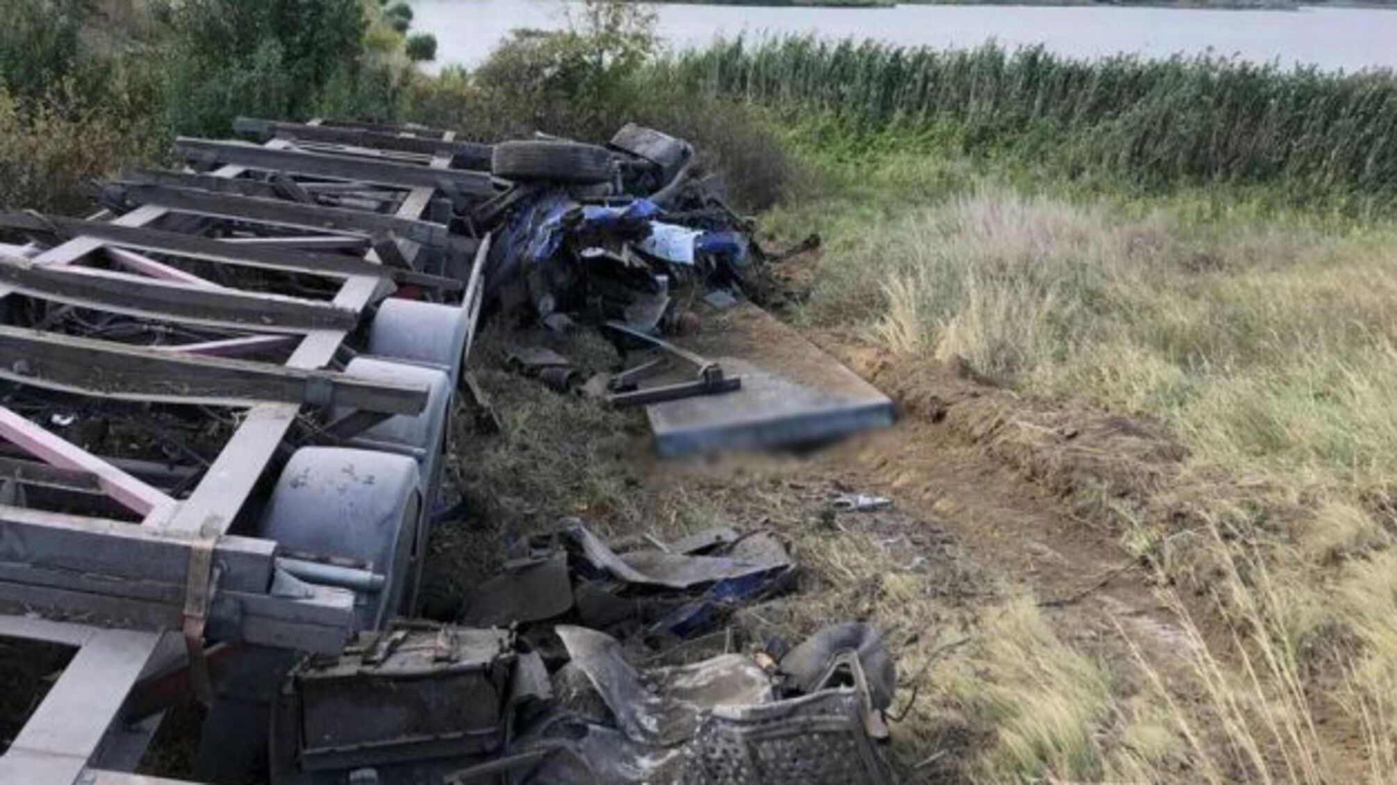 На Донеччині металева плита розчавила кабіну вантажівки, водій загинув