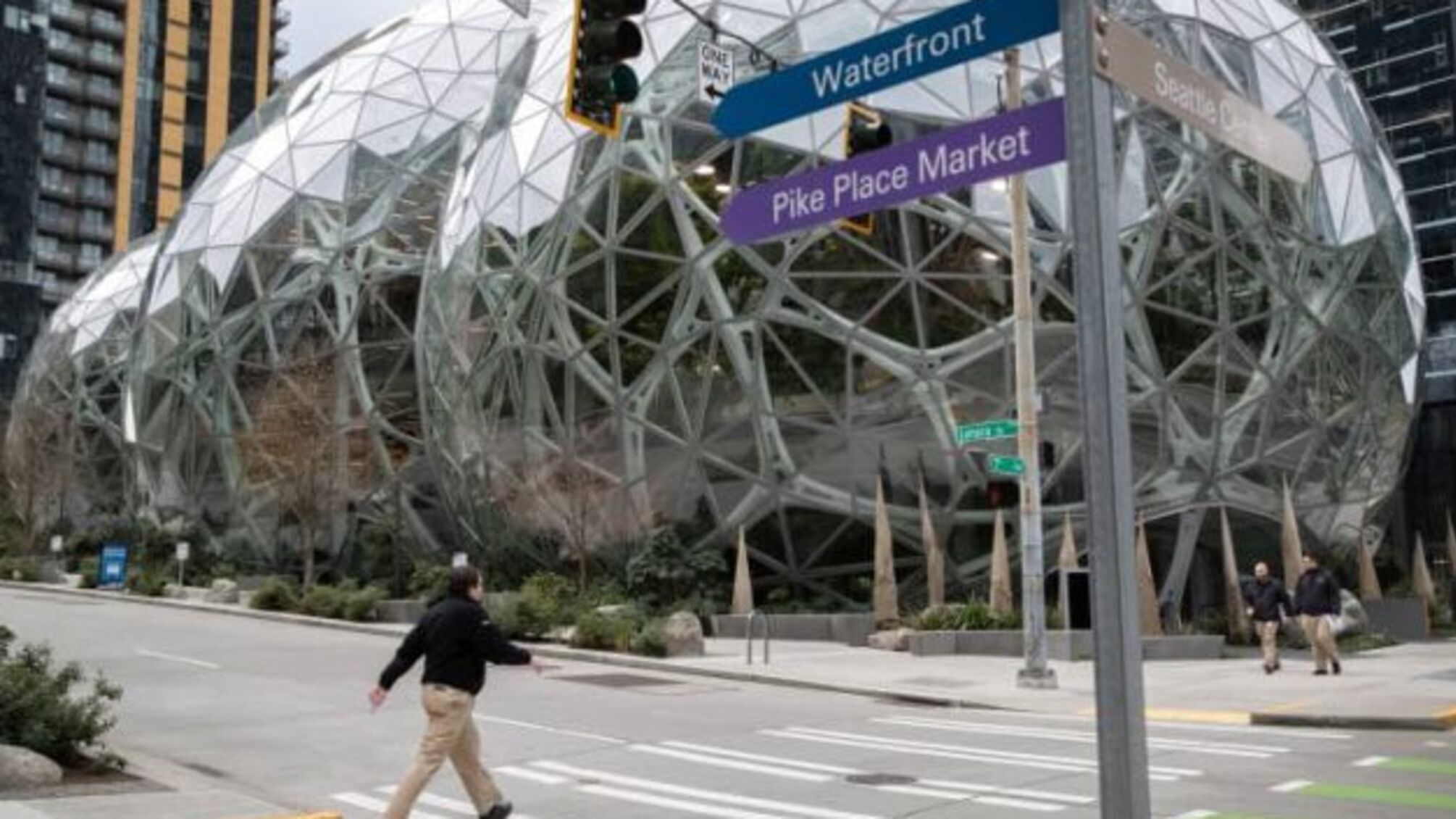 Amazon не диктуватиме керівникам, коли і скільки працівників виводити в офіс