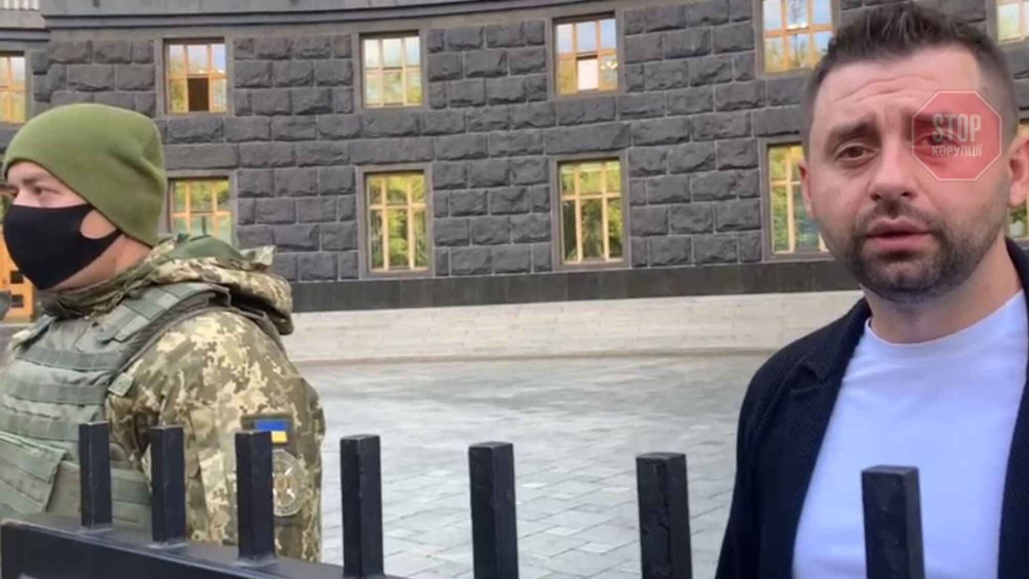 Журналісти зафіксували, як Арахамія заходить без перепустки в Кабмін (відео)
