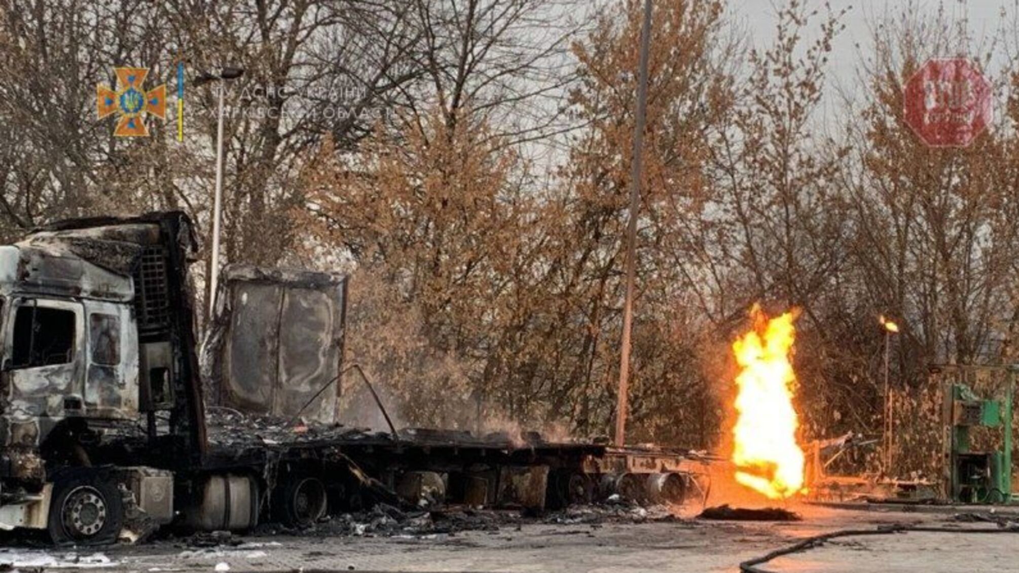 В Харьковской области уже второй день горит АЗС