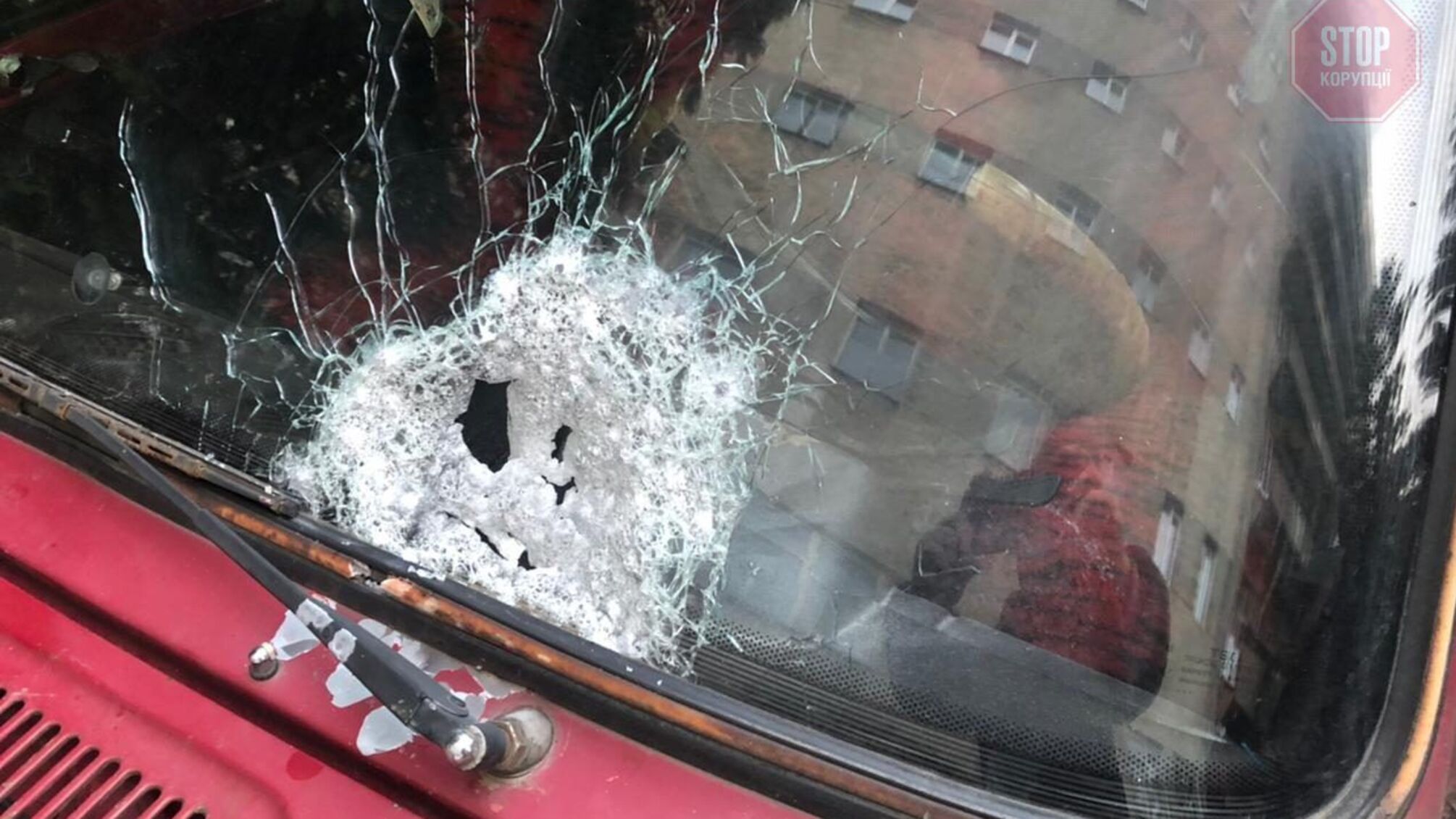 В Чернівцях невідомі розстріляли автомобіль з людьми, є поранені