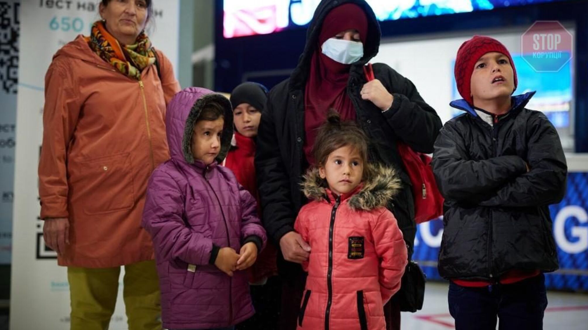 Украина вернула домой женщину с детьми из лагеря в Сирии