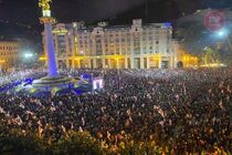 В Тбилиси десятки тысяч людей требуют освободить Саакашвили (фото, видео)