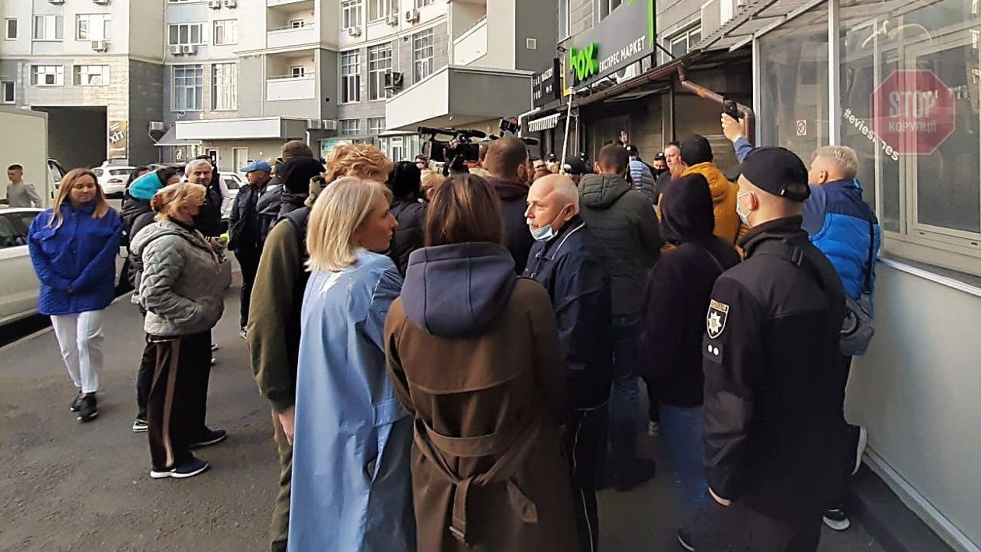 Натовп, депутати та поліція: на столичній Оболоні скандал через рейдерство Гранцевої (фото)