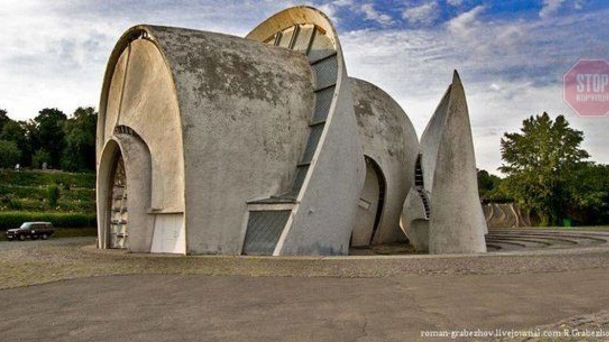 Двогодинна черга до крематорію: парламентар закликає українців вакцинуватися