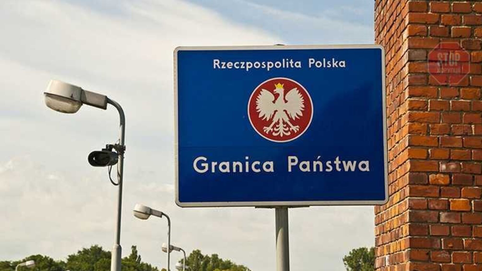 У Польщі поліція затримала автобуси з мігрантами