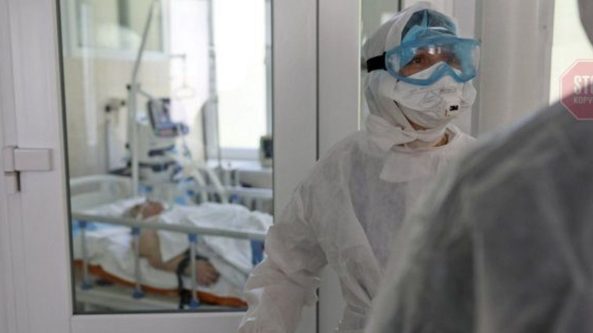 Лікарі Львова третій день рятують багатодітну маму-противницю вакцинації