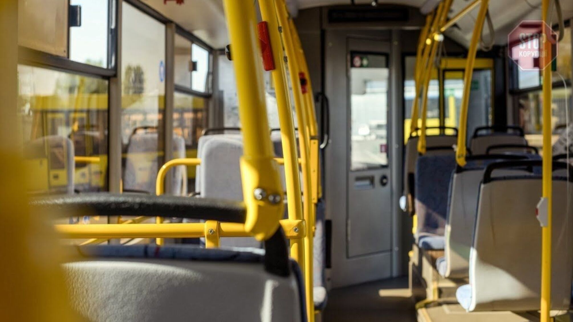 В Киеве неизвестные обстреляли маршрутку, есть пострадавший