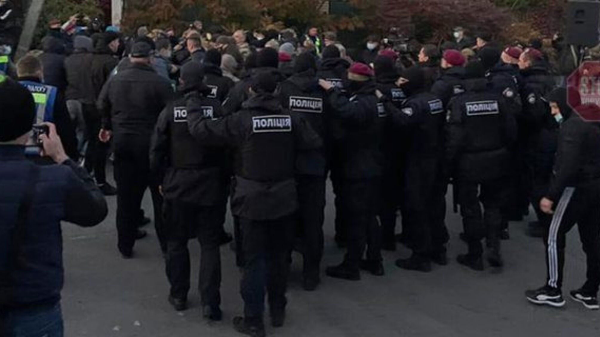 Возле дома Порошенко произошли столкновения, экс-президент обратился к Зеленскому (видео)