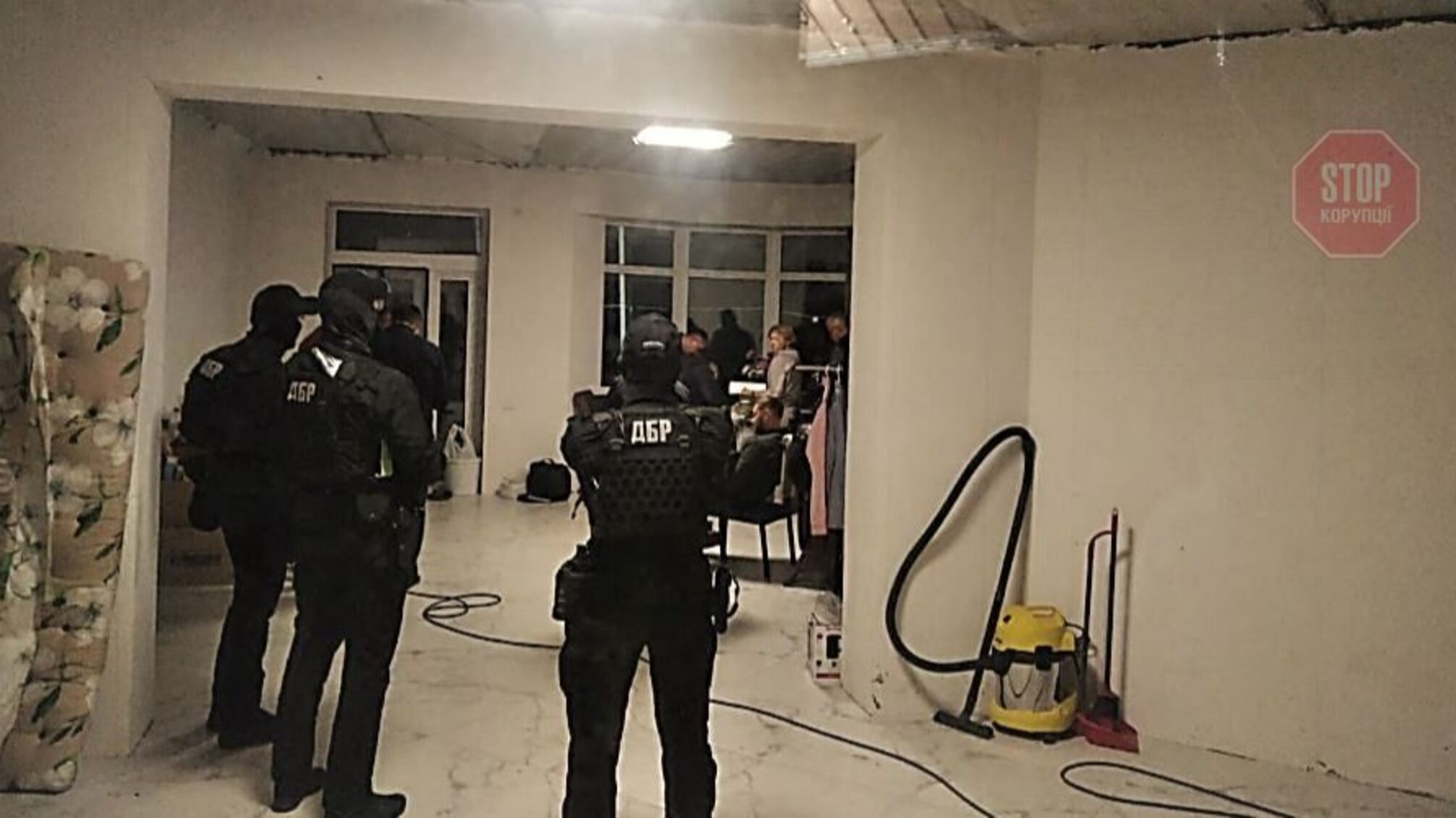 На Київщині ДБР і спецпризначенці прийшли з несанкціонованим обшуком до приватного будинку (фото)