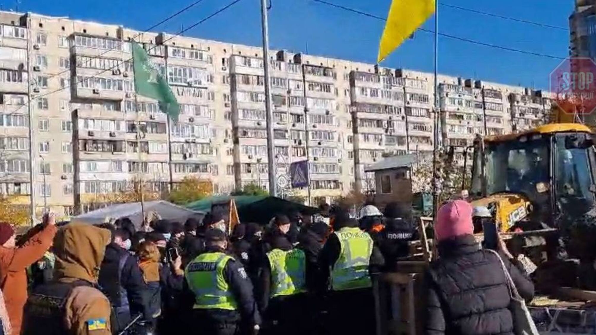 На Микільській Слобідці – сутички: поліція з тітушками запустили техніку забудовника (відео)