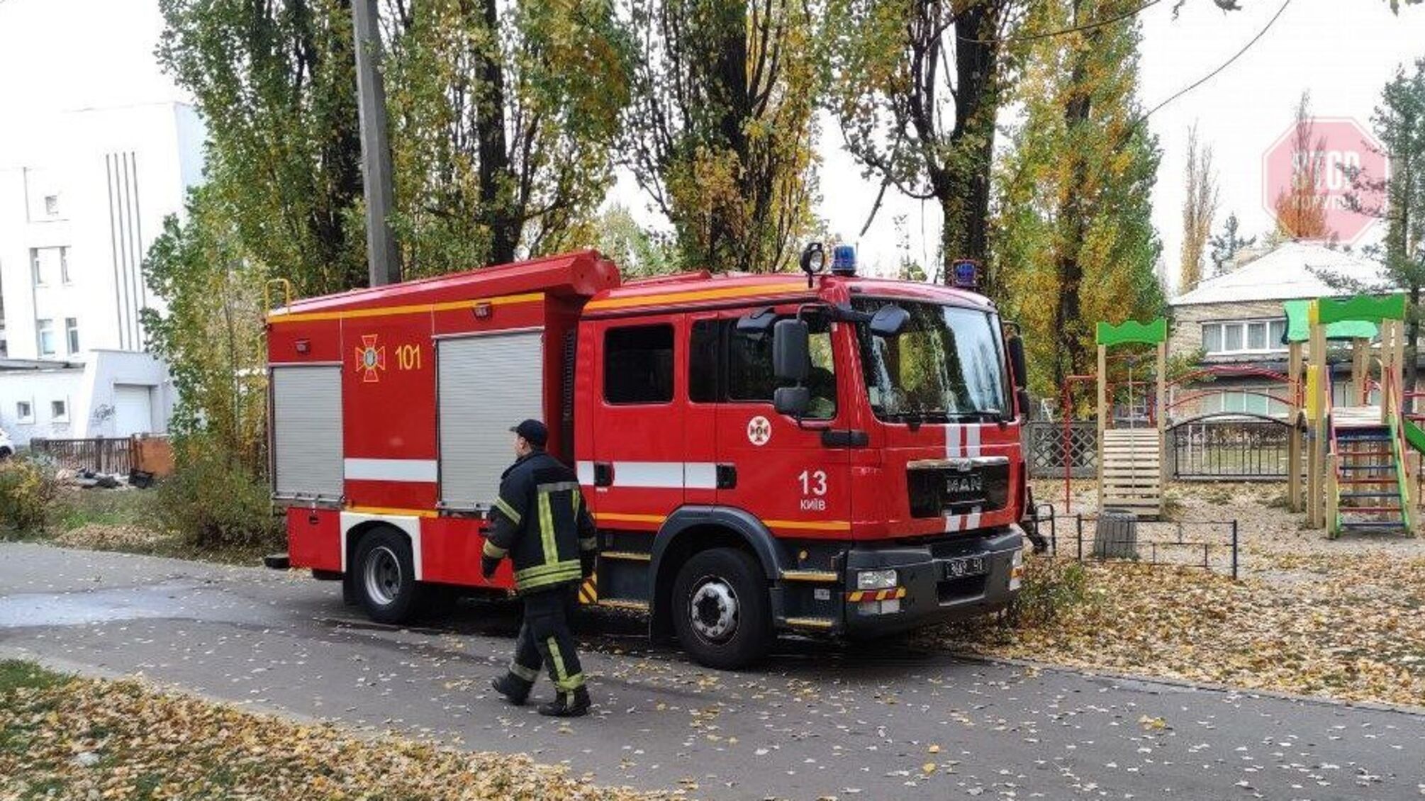 У Києві чоловік зачинився у квартирі та погрожує вибухом (фото, ексклюзив)