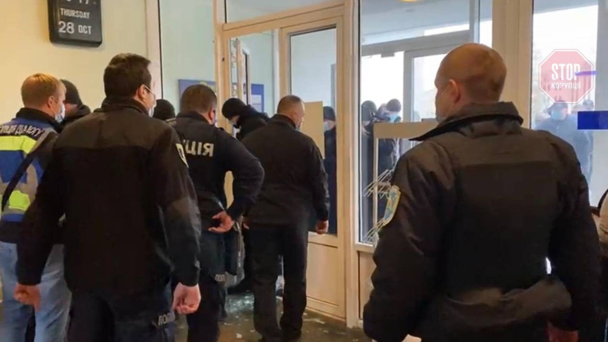 У Броварах учасники АТО зібралися під міськрадою через земельні питання (відео)