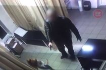 На Киевщине мужчина в больнице угрожал медикам оружием (видео)