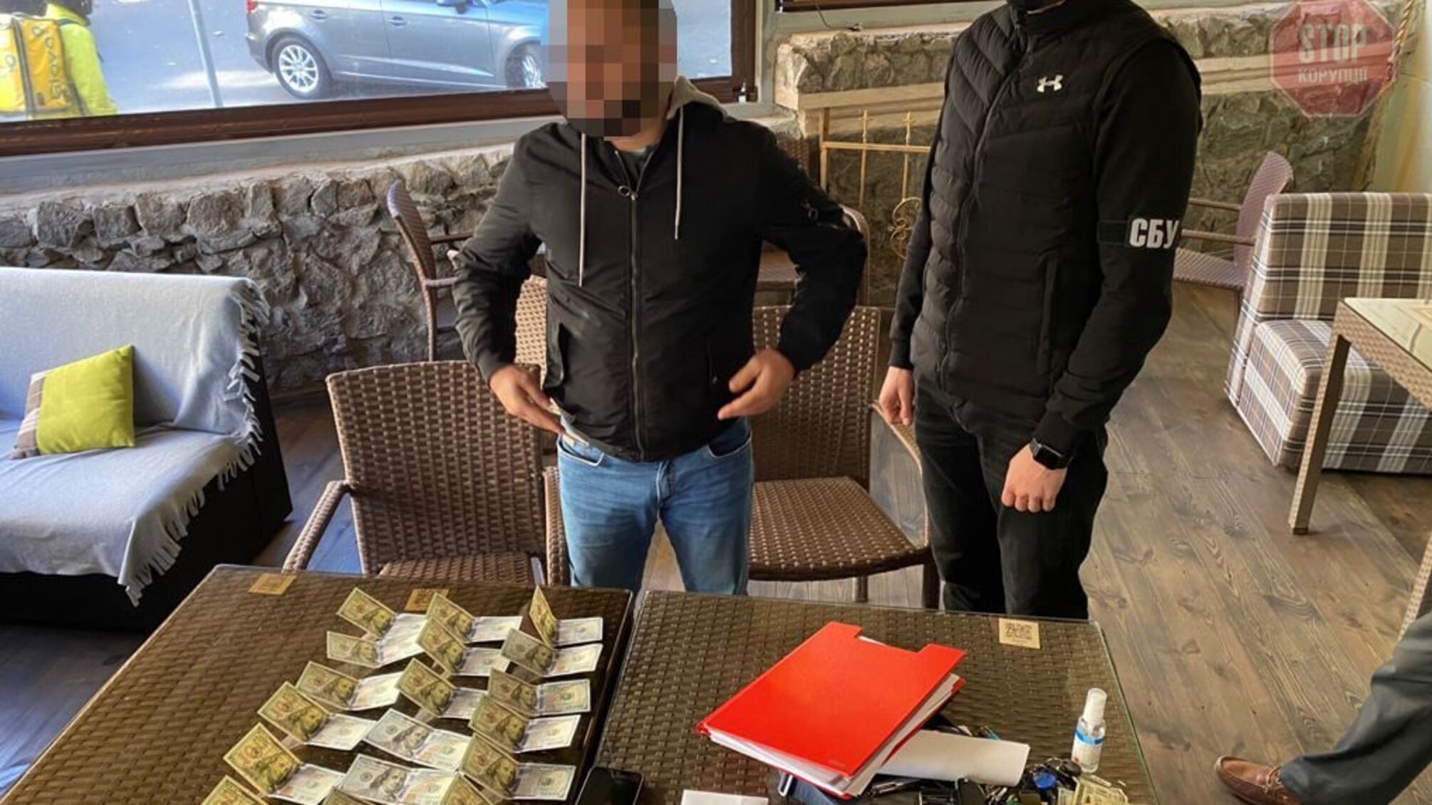 Чиновника КГГА задержали на долларовой взятке