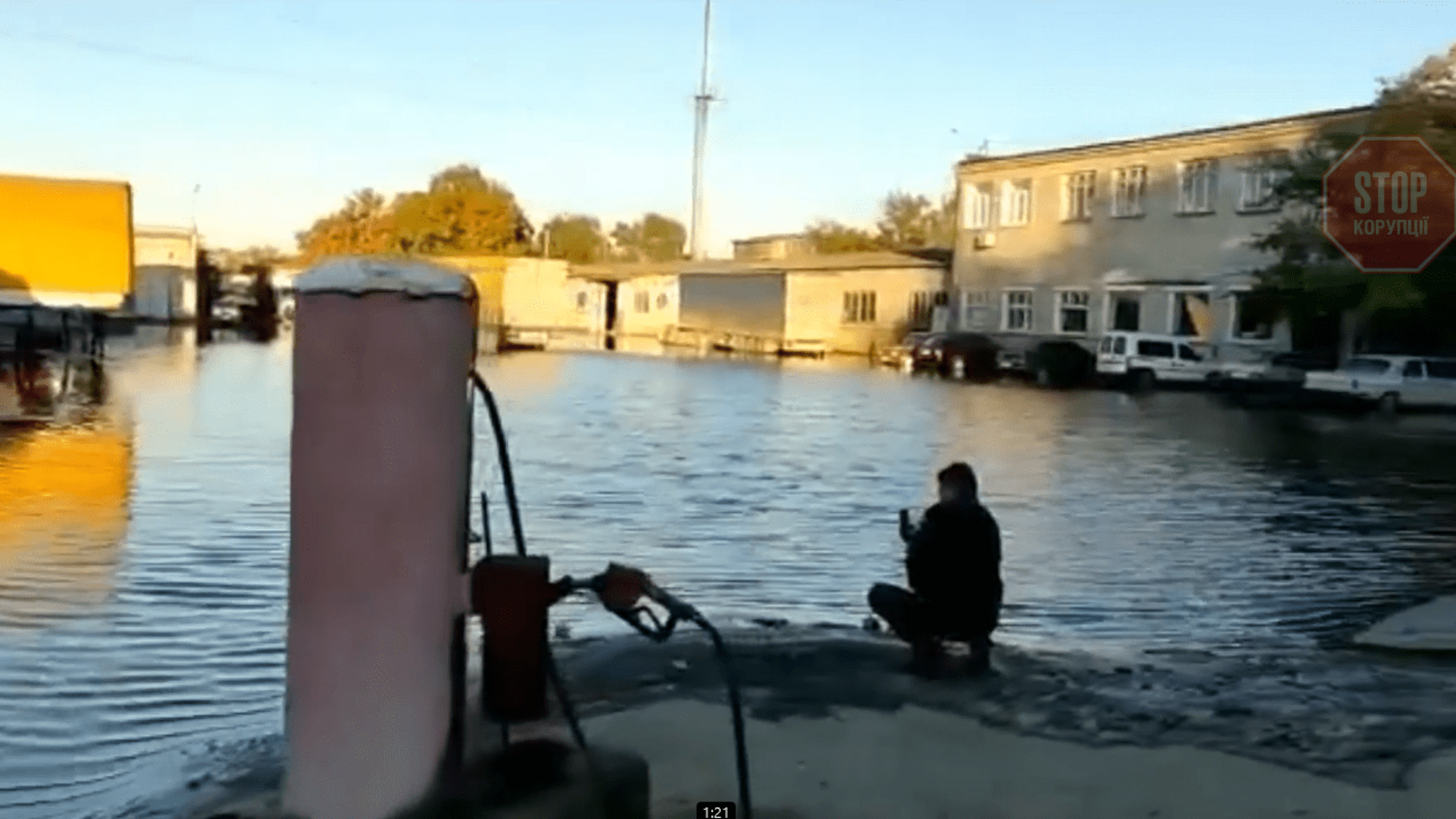 В Ізюмі — масштабна аварія водоканалу: люди — без води, на автобазі — море