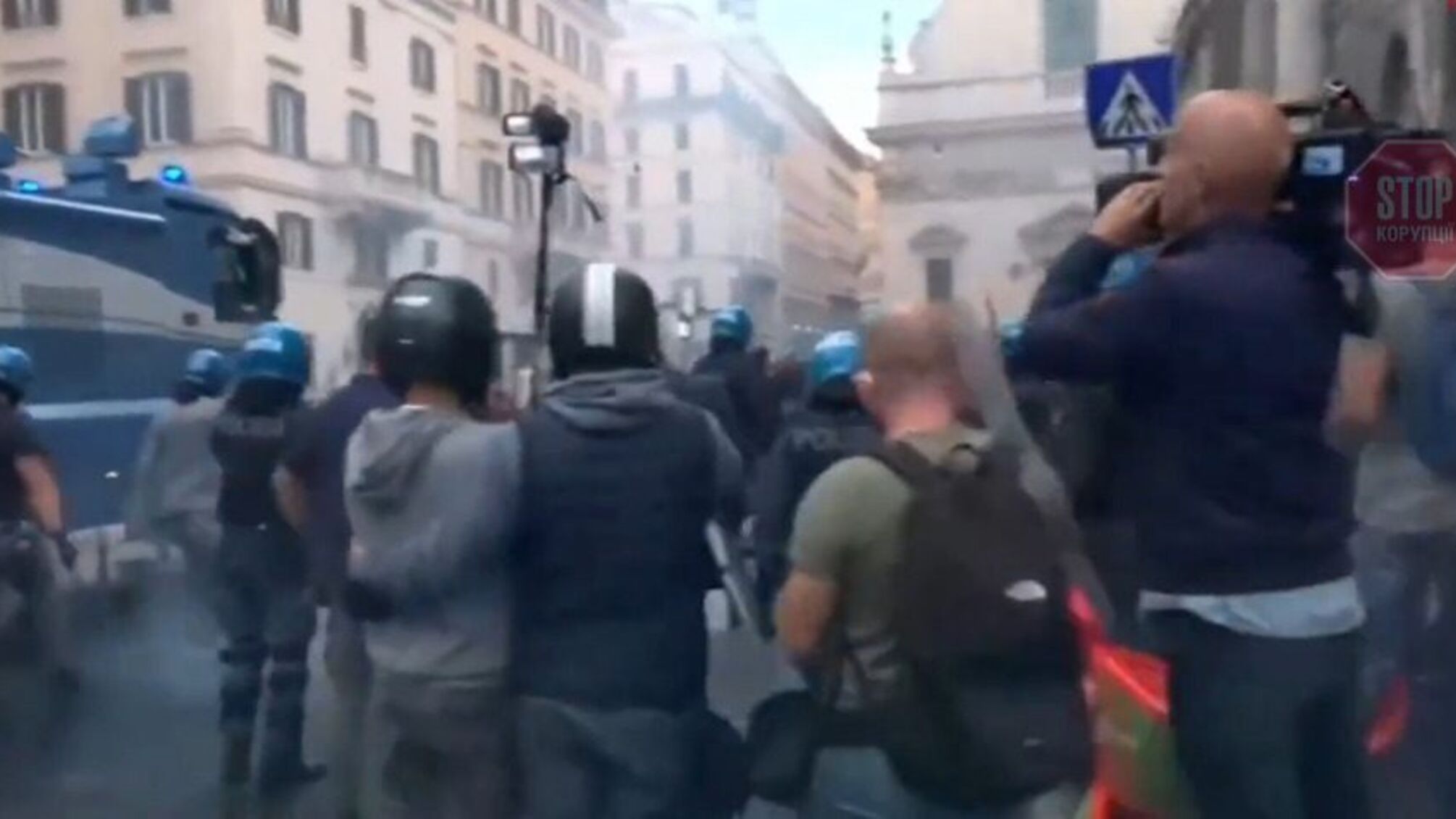 У Римі поліція застосувала водомети для розгону протестувальників проти 'паспортів здоров'я'