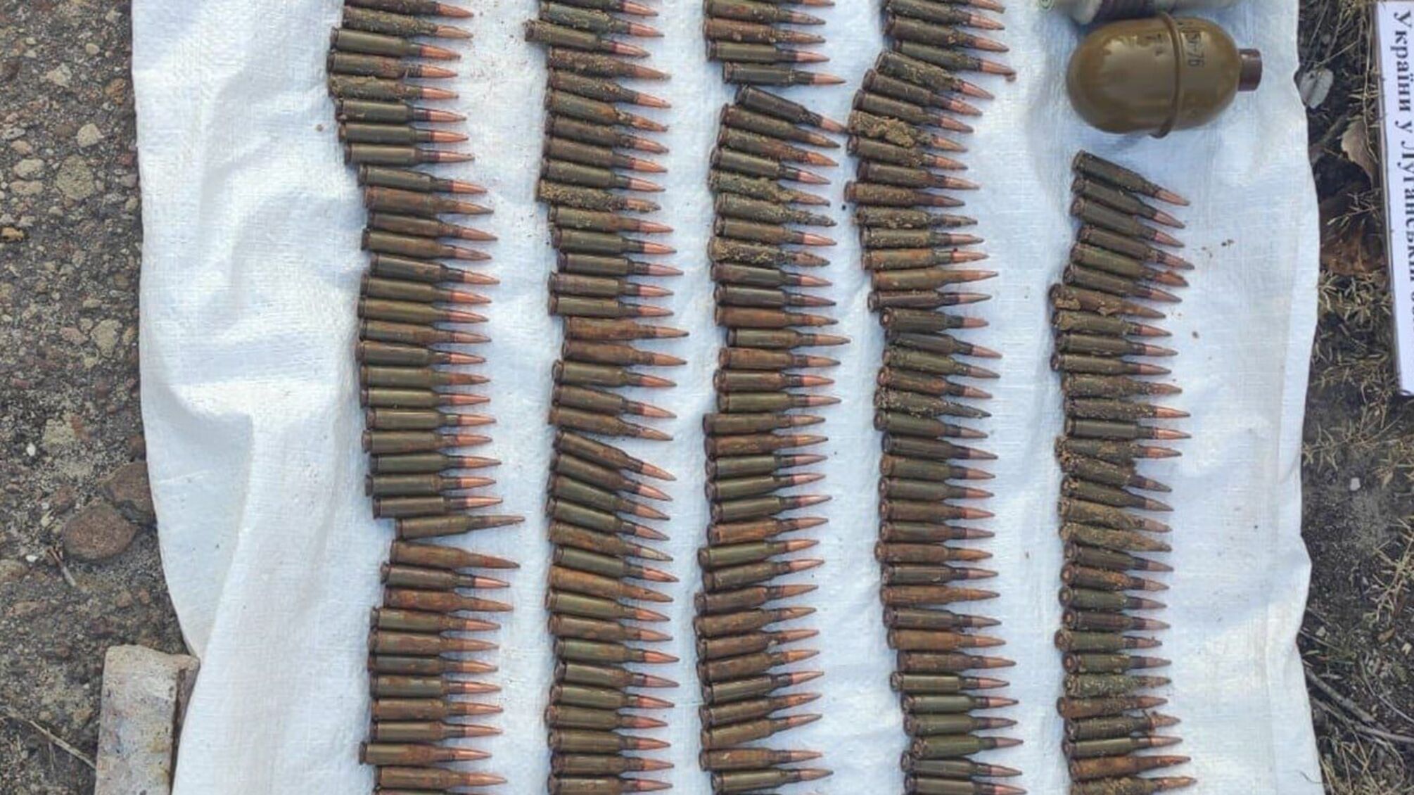 СБУ обнаружила арсенал боевиков на линии разграничения: 300 кг тротила и снаряды