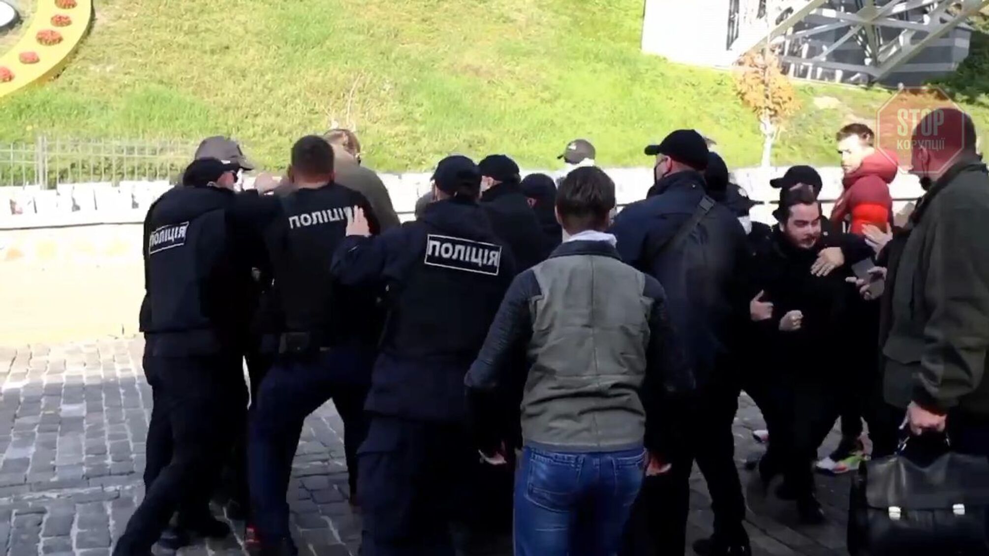 У центрі Києва сталися сутички активістів із поліцією (відео)