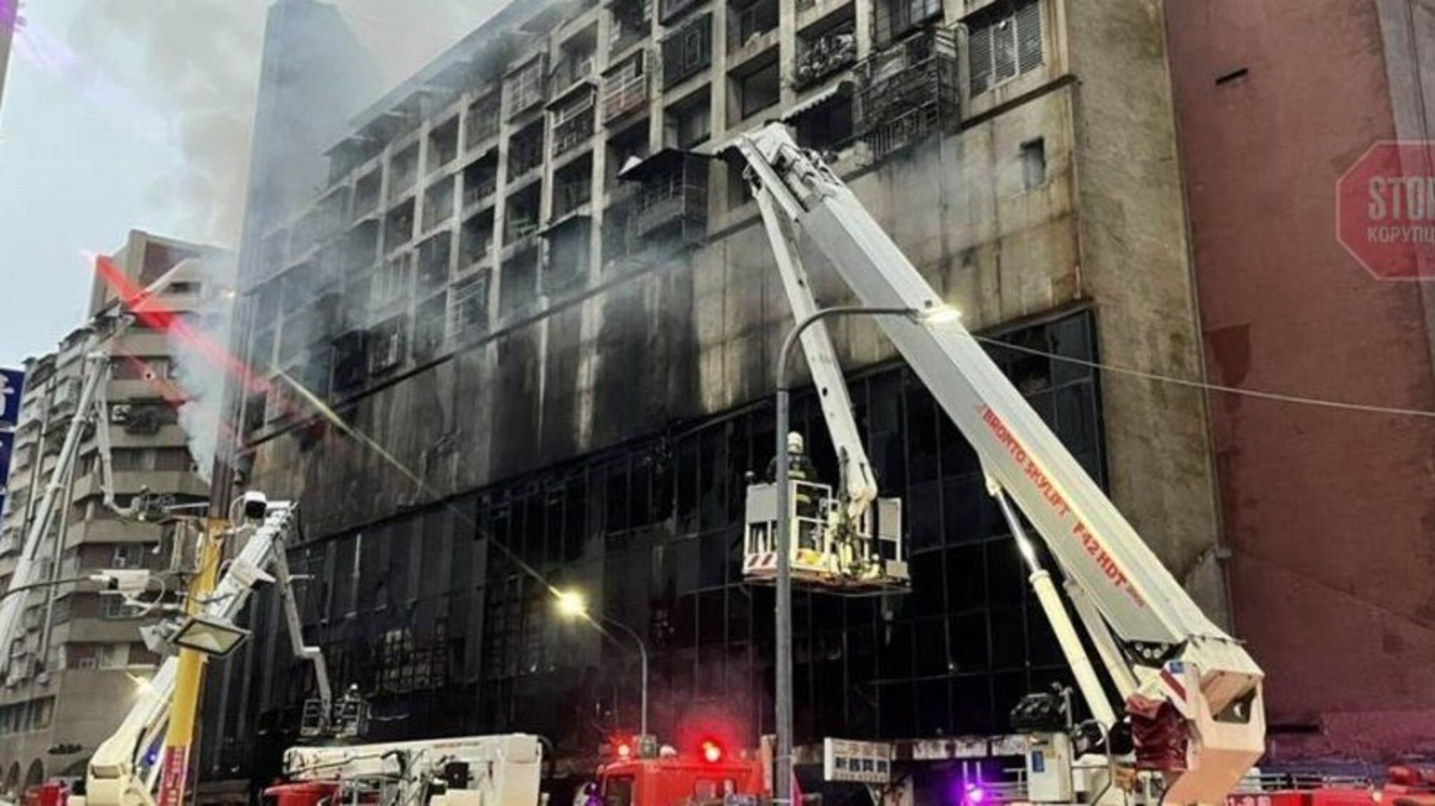 На Тайване горел 13-этажный дом, много погибших