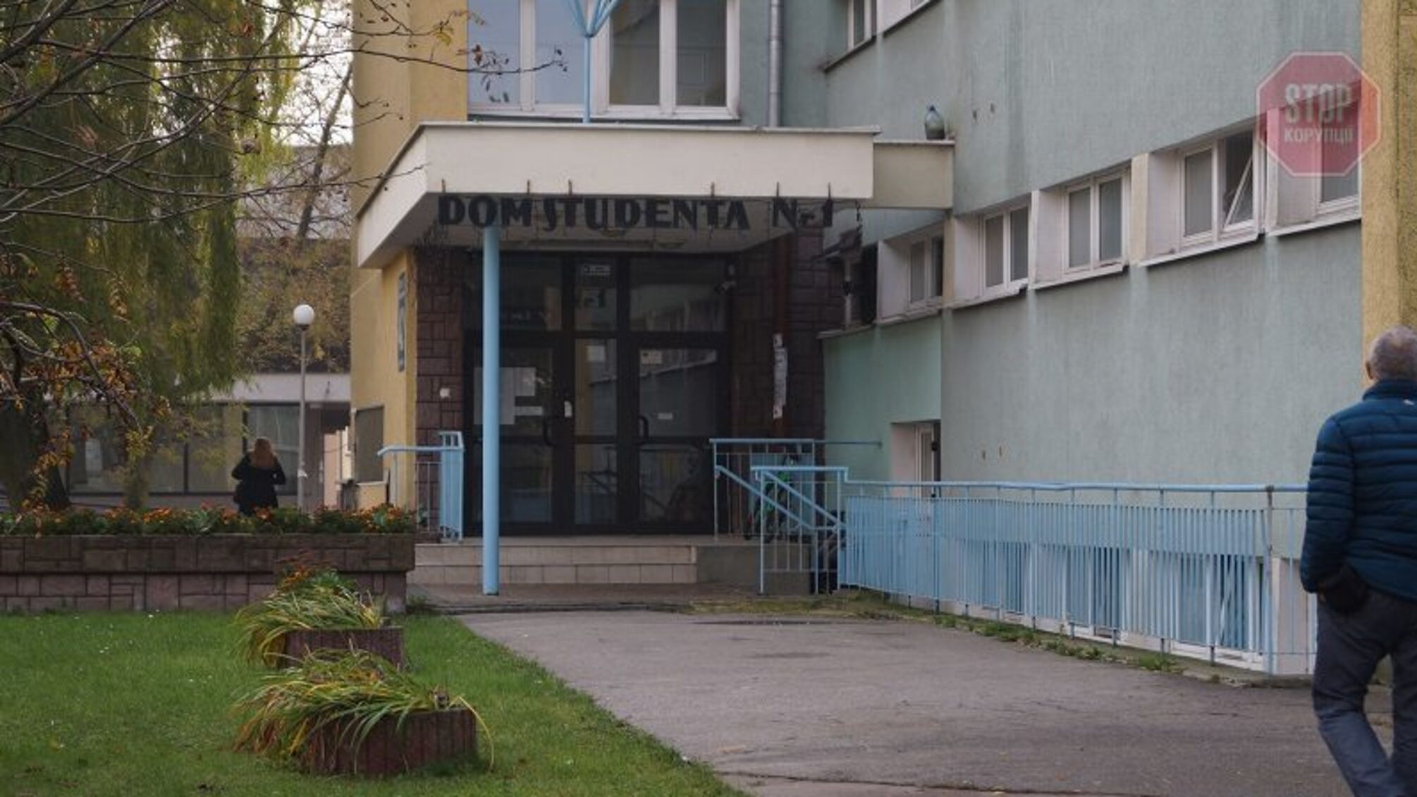 Украинец погиб в Польше: он выпал из окна