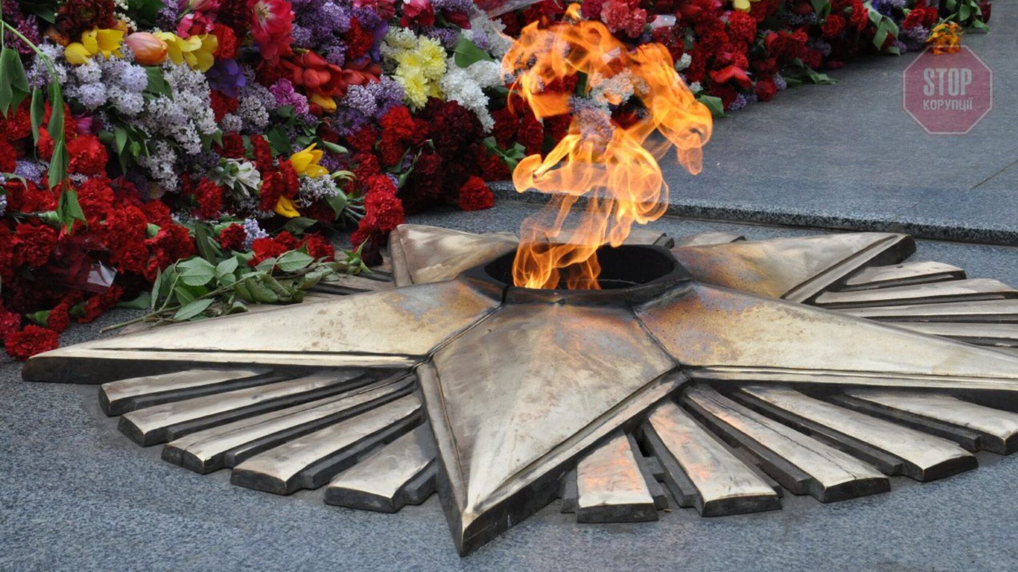 В Севастополе оштрафовали трех подростков: они подкурили от Вечного огня