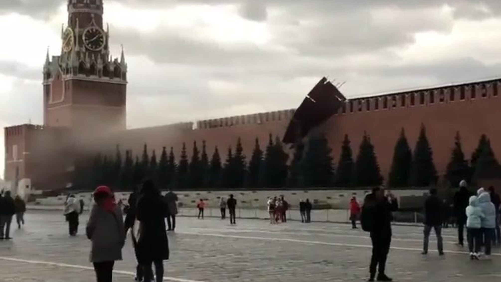 В Москве сильный ветер повредил одну из стен Кремля (видео)