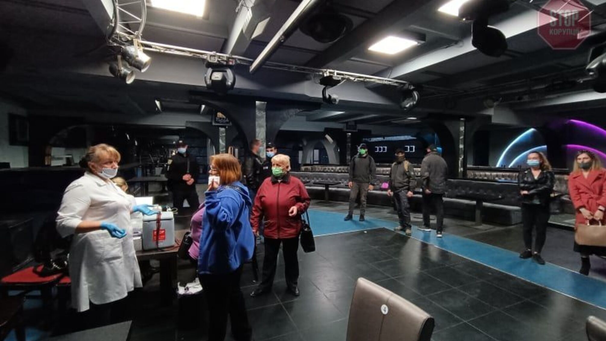 В Івано-Франківську охочі вакцинуватися заблокували медиків (відео)