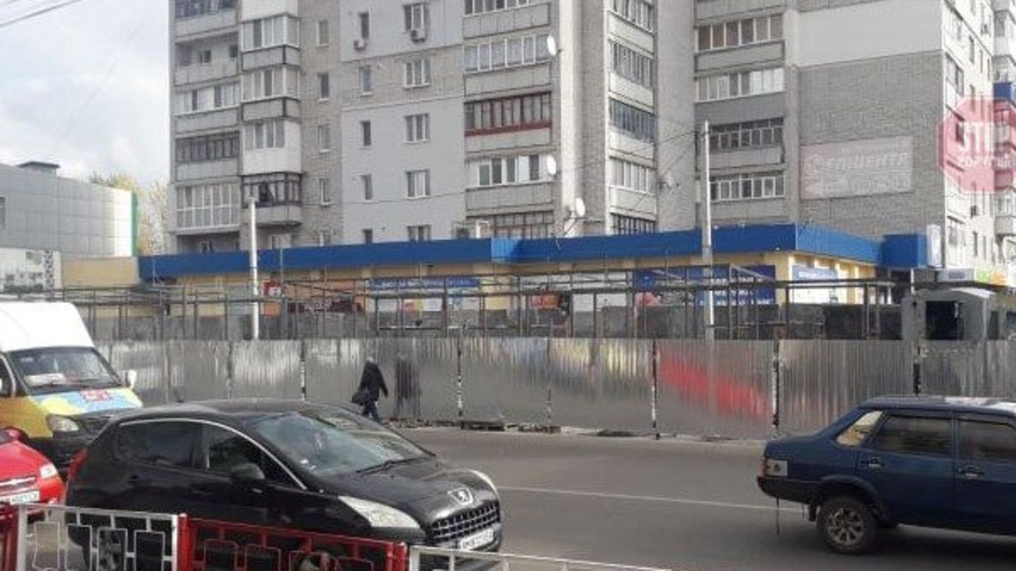 Без аукціону та документів: у Бердичеві будують торговельні павільйони на автобусній зупинці