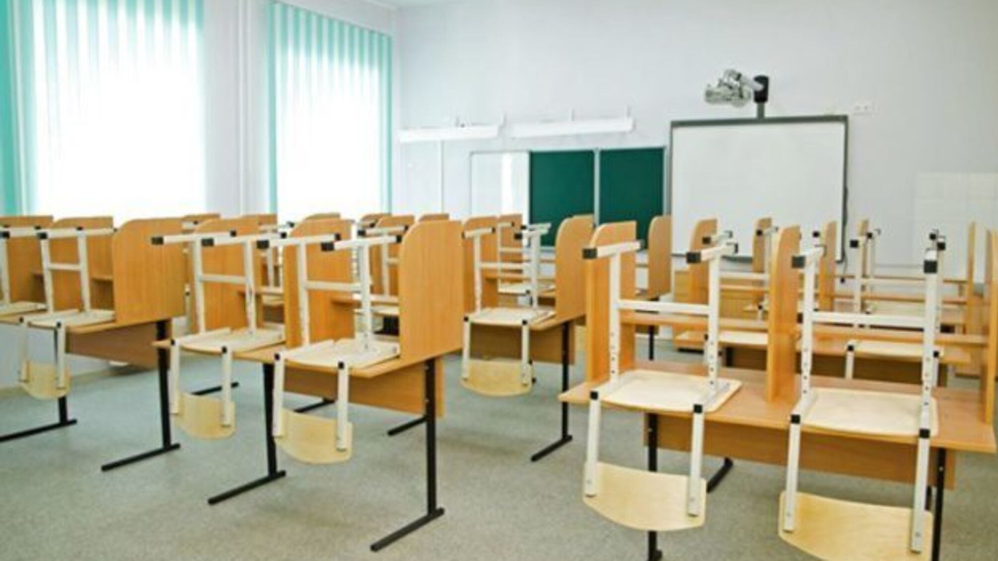 Говорили російською та матюкалися: на Прикарпатті «антиваксери» зірвали навчання у ліцеї