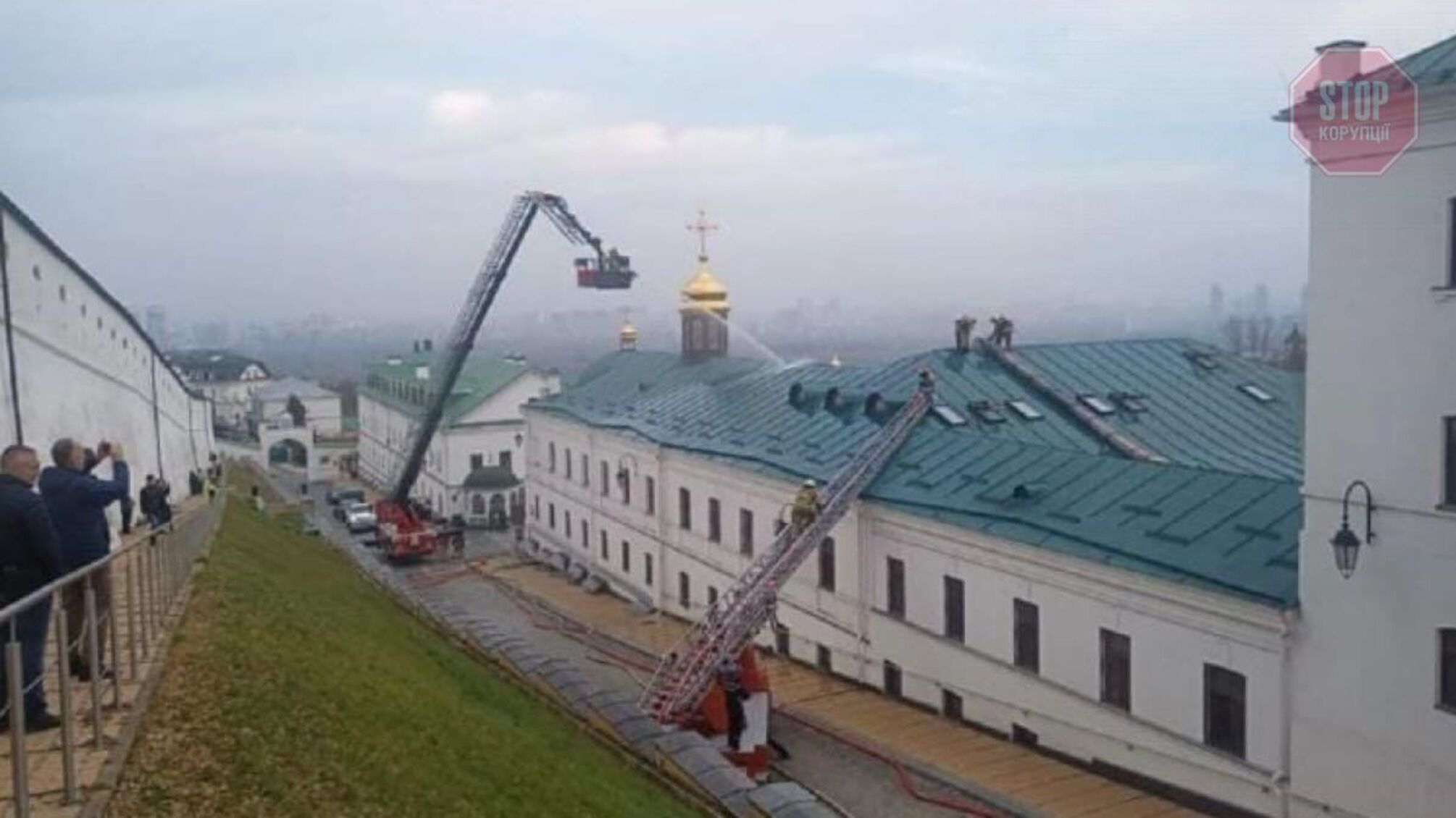 На території Києво-Печерської лаври сталася пожежа (відео)