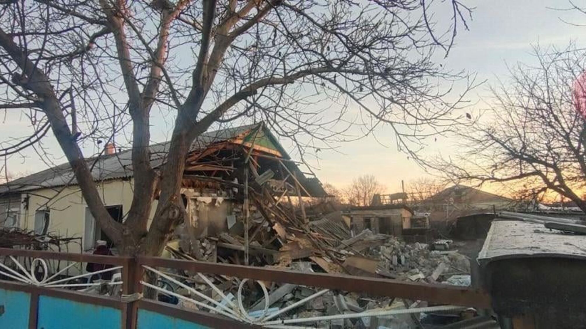 На Донбассе боевики обстреляли жилые дома, под завалами оказались люди